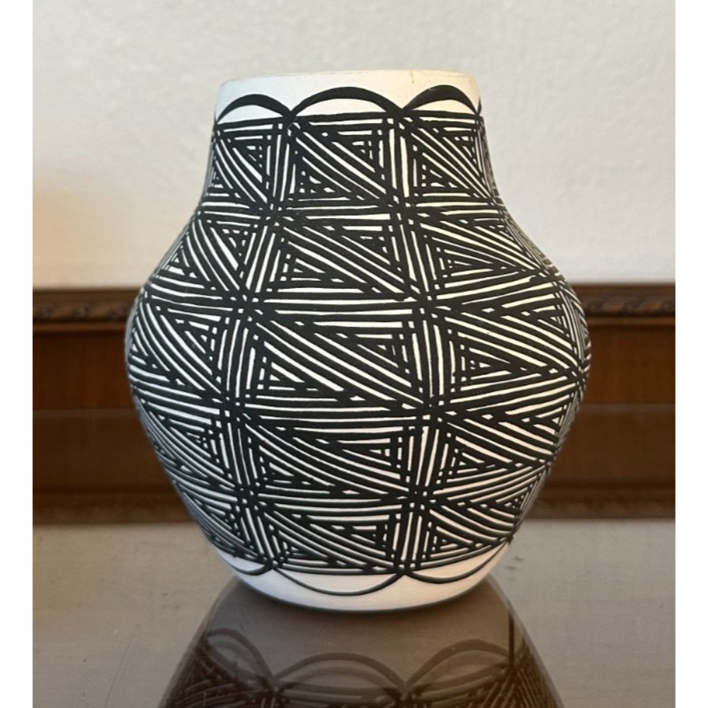 Darrell Patricio Native American Acoma NM Fine Line Pottery Pot‎ Vase Signed 5.5